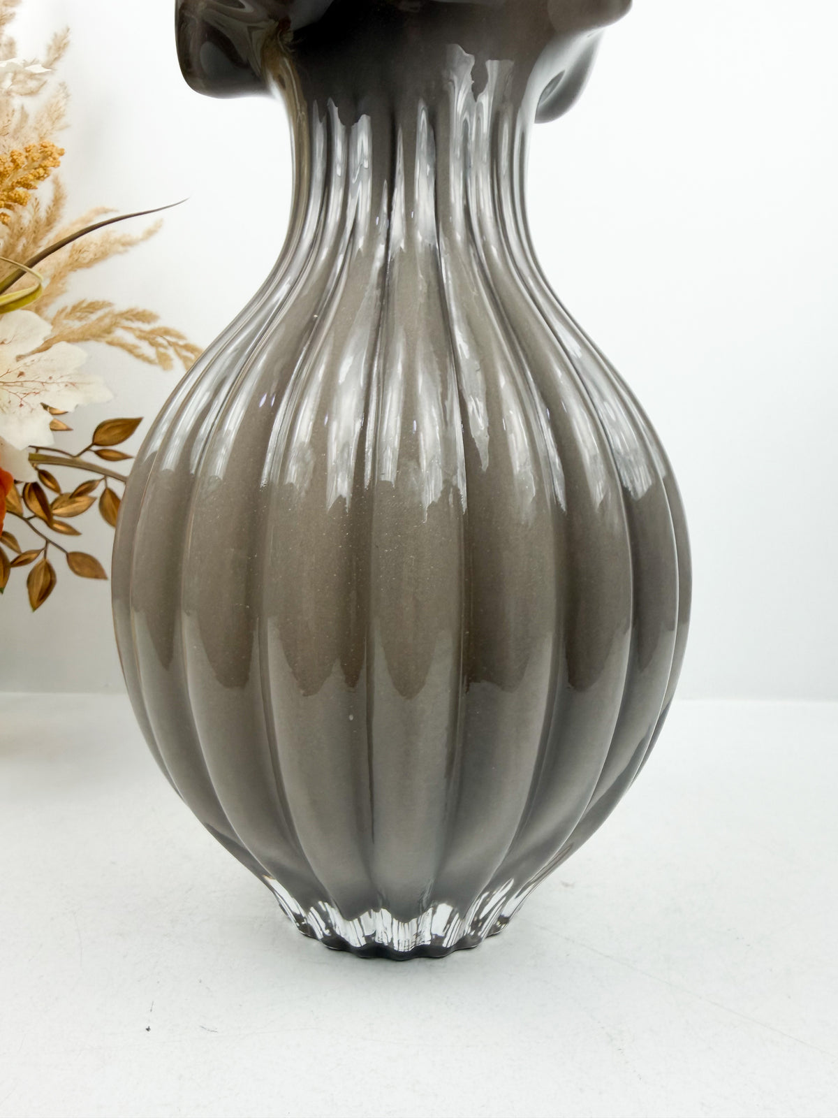 Vase sculpturale en verre soufflé moderne.