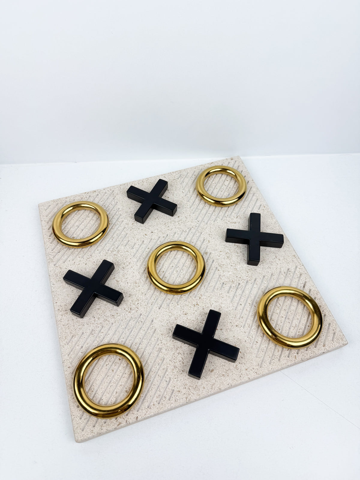 Jeu du Morpion Sculptural Luxe en marbre haut de qualité.