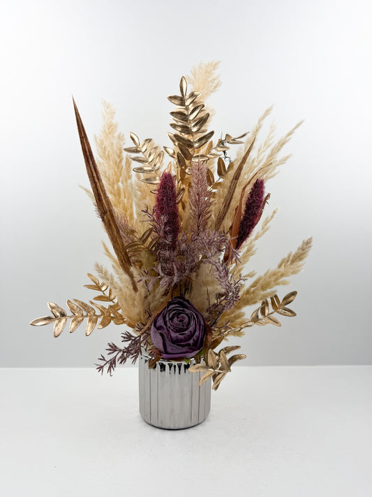 Fleurs séchées violet d'une élégance intemporelle dans un vase argenté aux finitions impeccables.