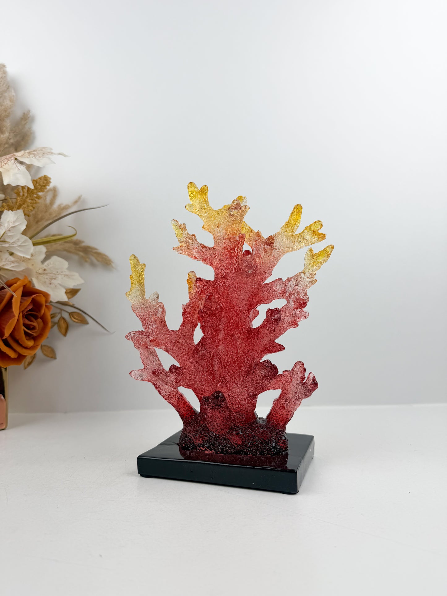 Sculpture de corail rouge en résine pour capturer la beauté naturelle des fonds marins.