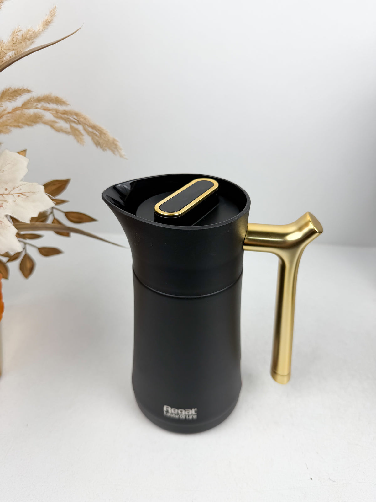 Ensemble de trois thermos en acier inoxydable noirs mats.