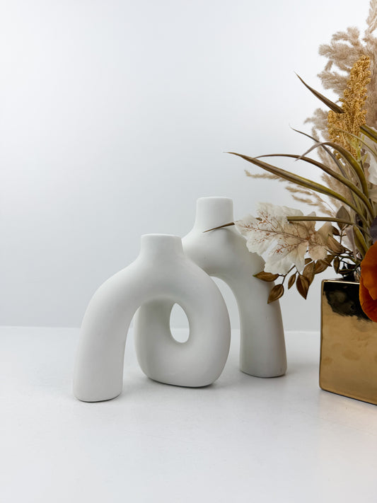 Vase blanc aux formes sculpturales et épurées