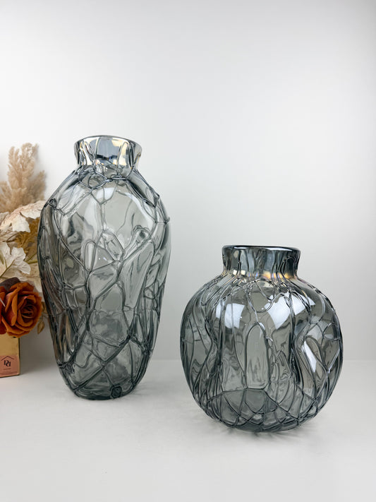 Duo de grands vases sculptés en gris