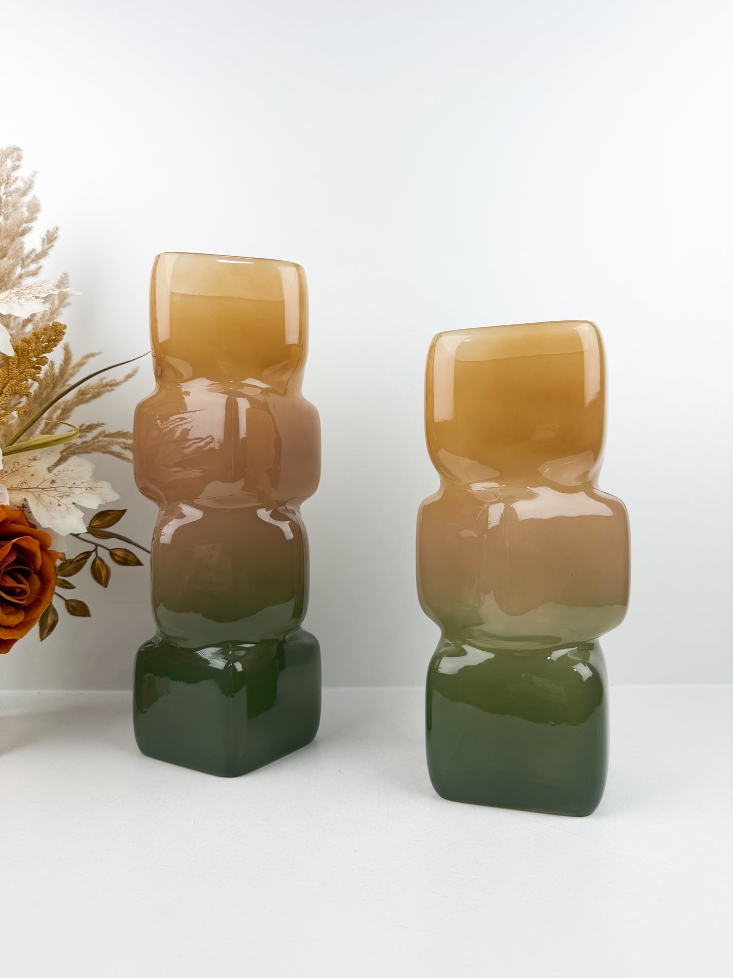 Duo de vases aux formes géométriques épurées