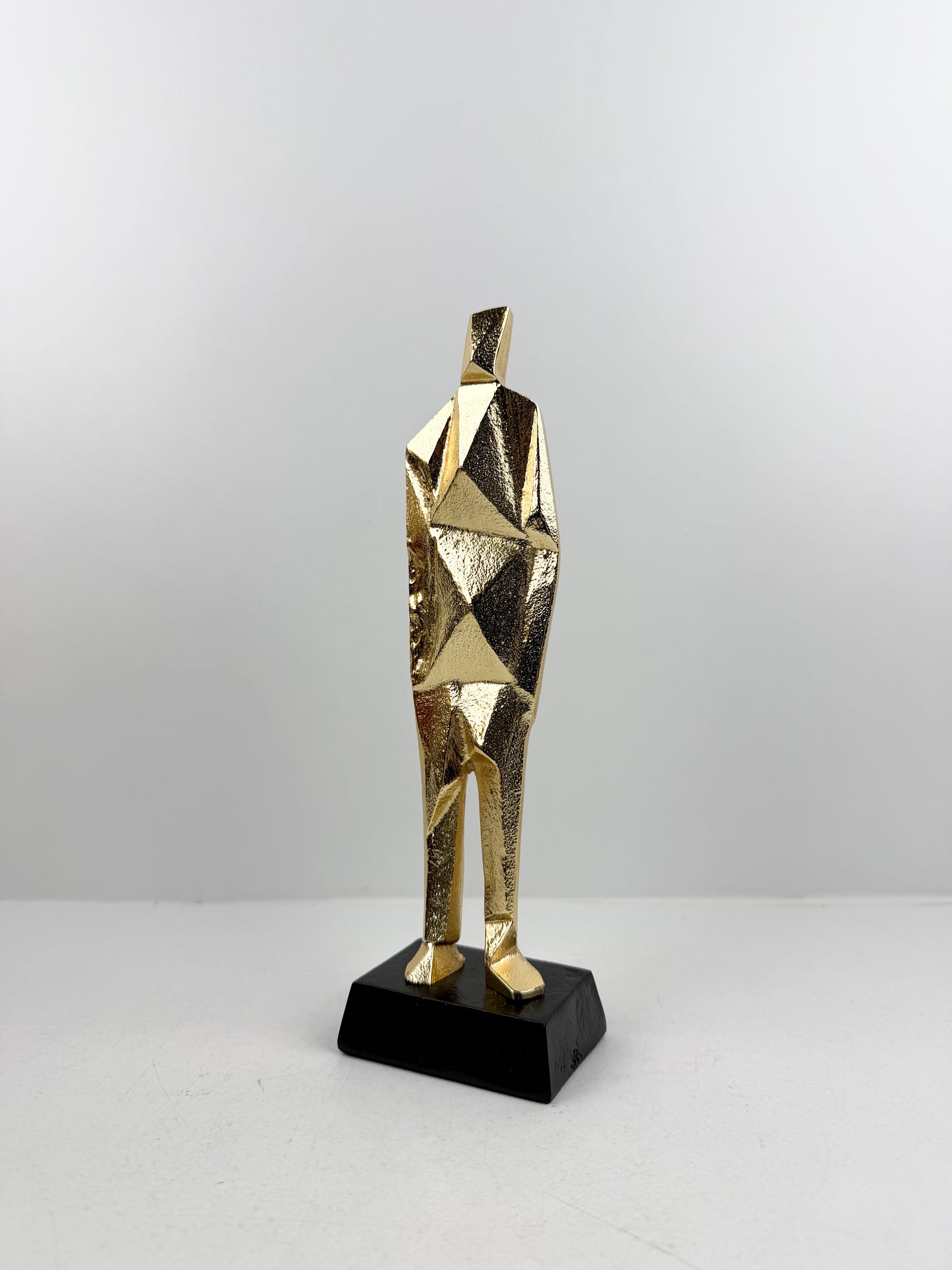 Sculpture abstraite moderne représentant un personnage debout aux formes épurées