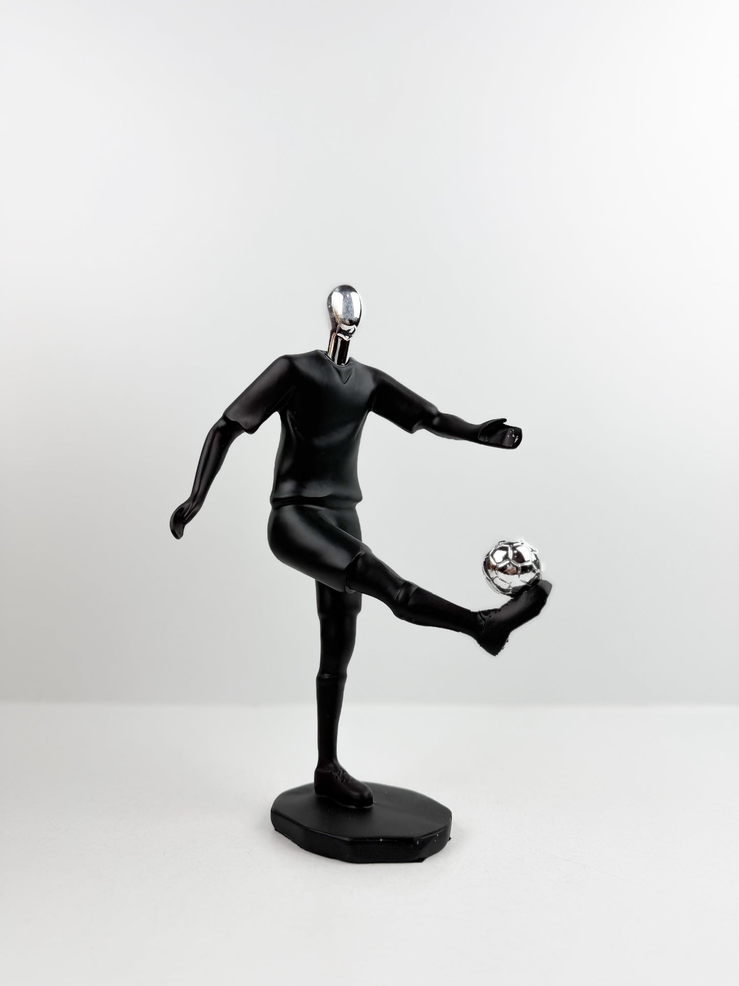 Figurine décorative en résine représentant un footballeur en pleine action