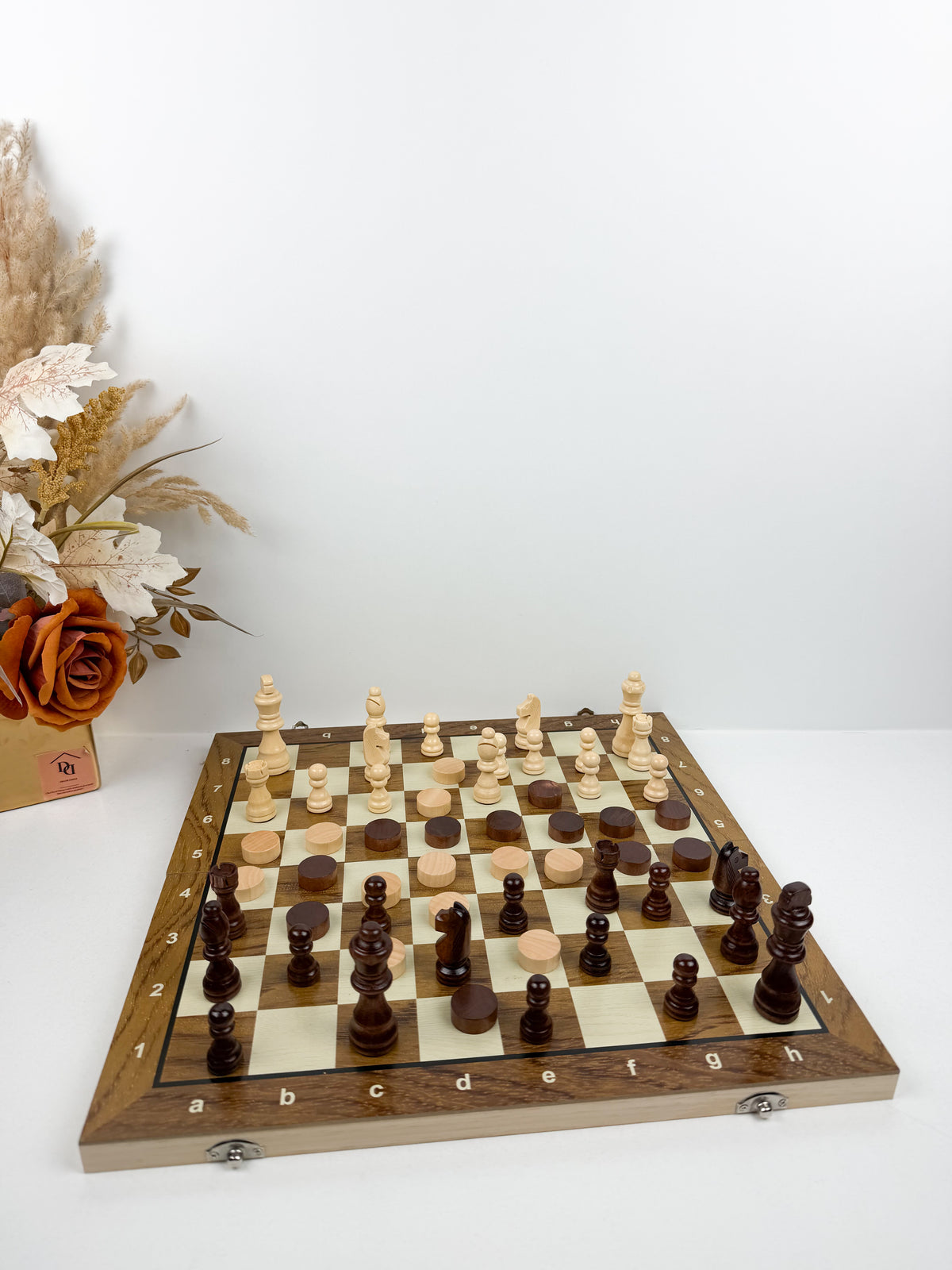 Jeu d'echecs pliable en bois artisanale.