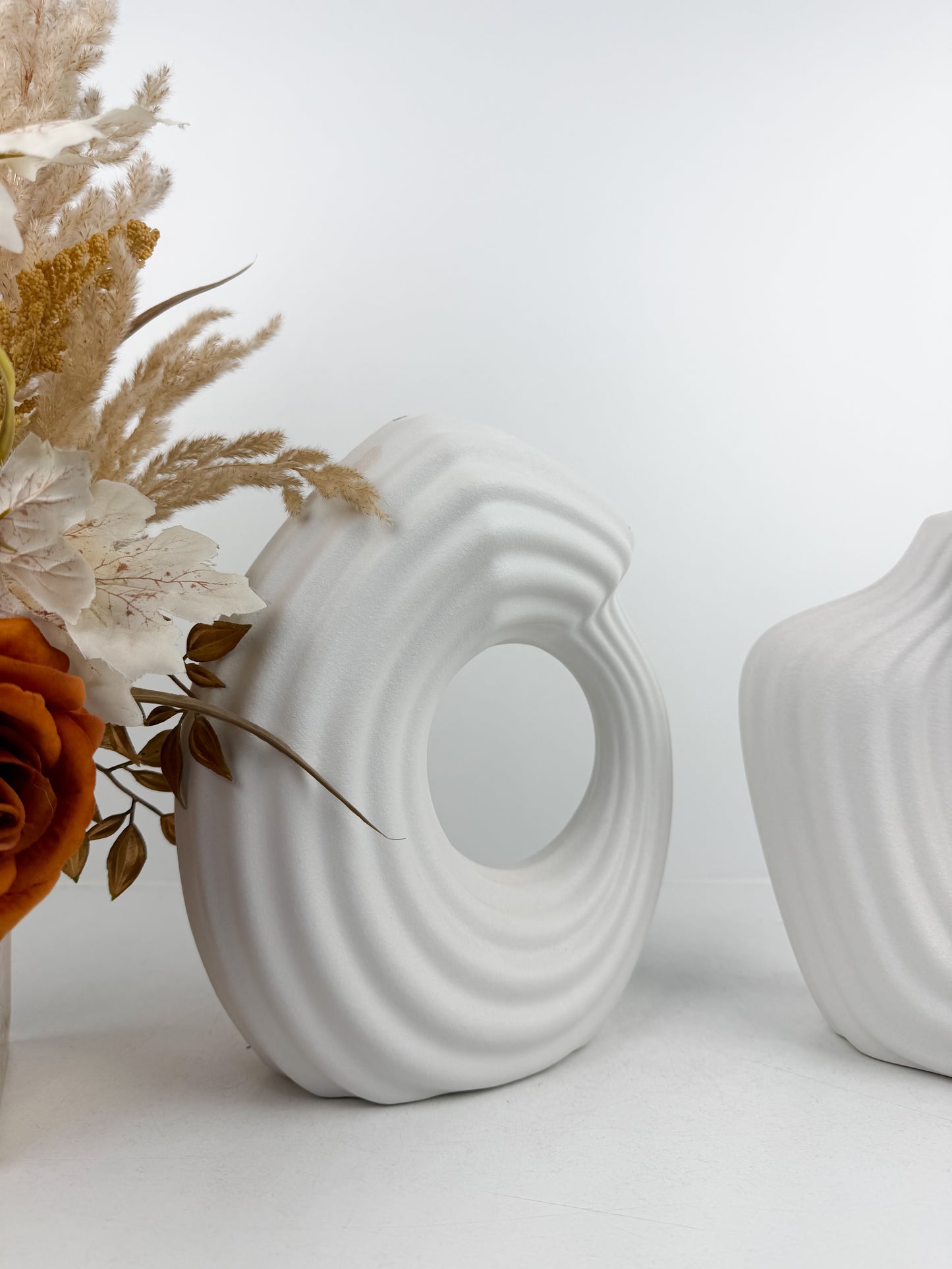 Duo de vases en céramique blanche