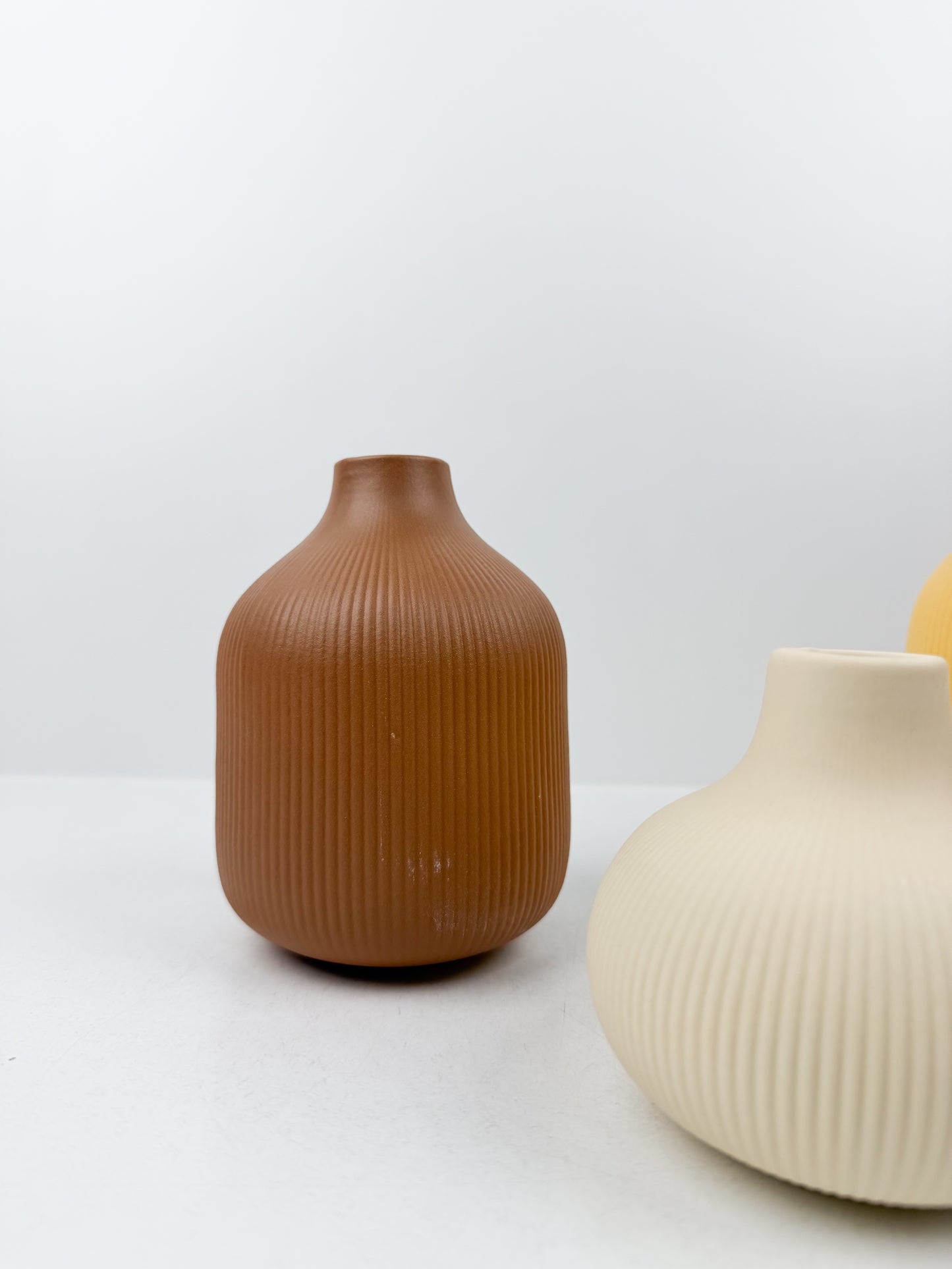 Trio de vases aux formes épurées et aux teintes contrastées
