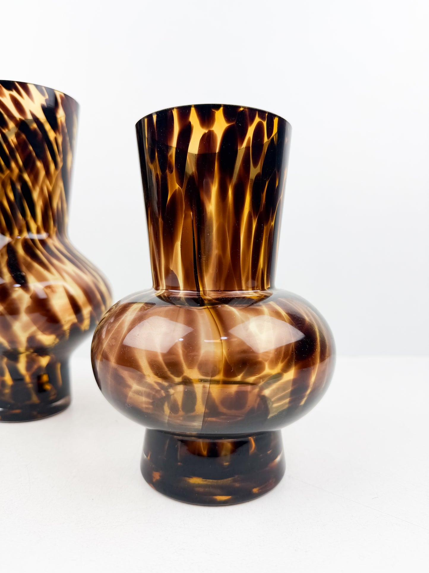 Duo de vases sculpturaux marron très chic