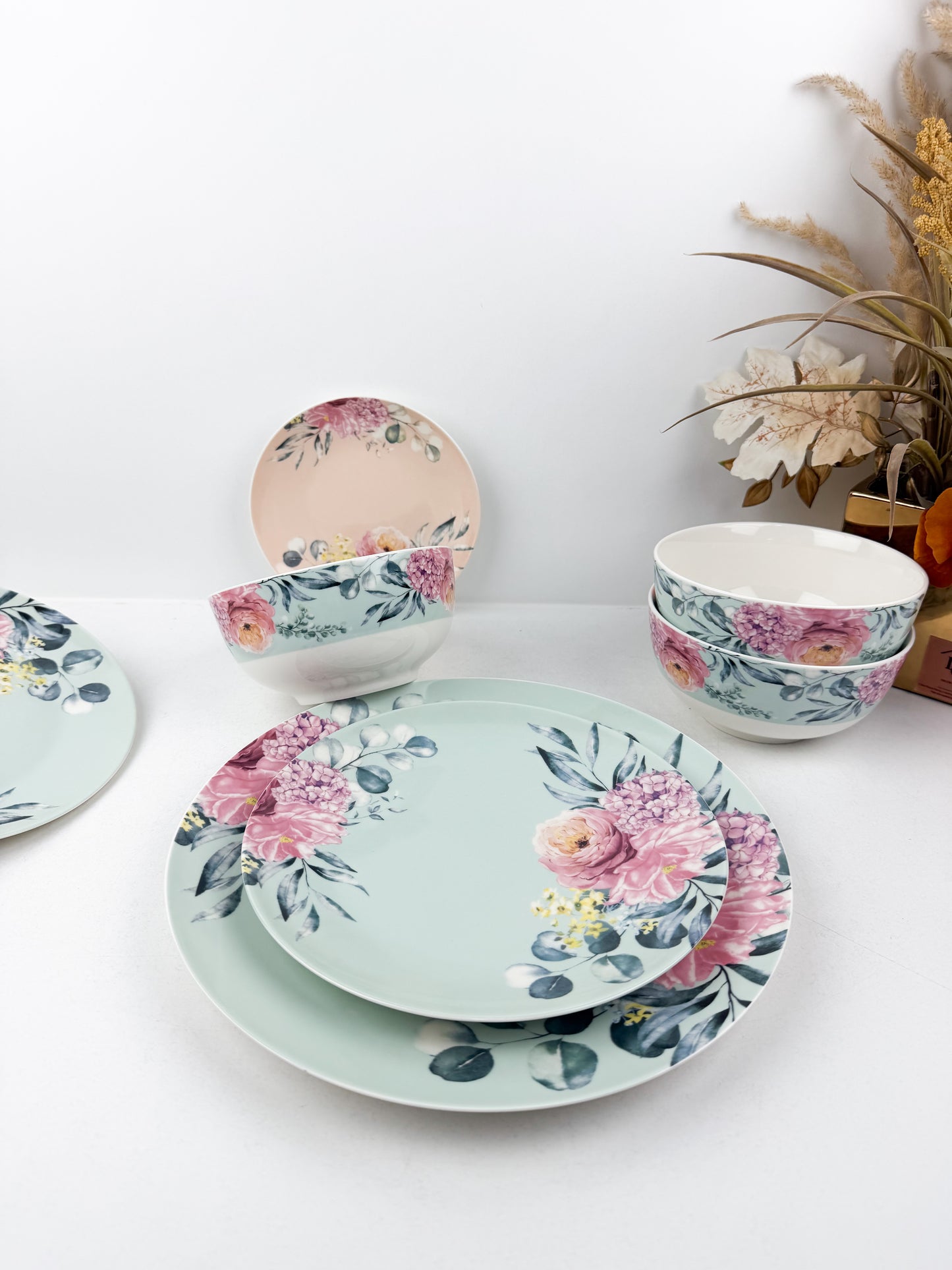 Service de table 24 pièces en porcelaine fine, alliant luxe et élégance pour vos moments privilégiés.