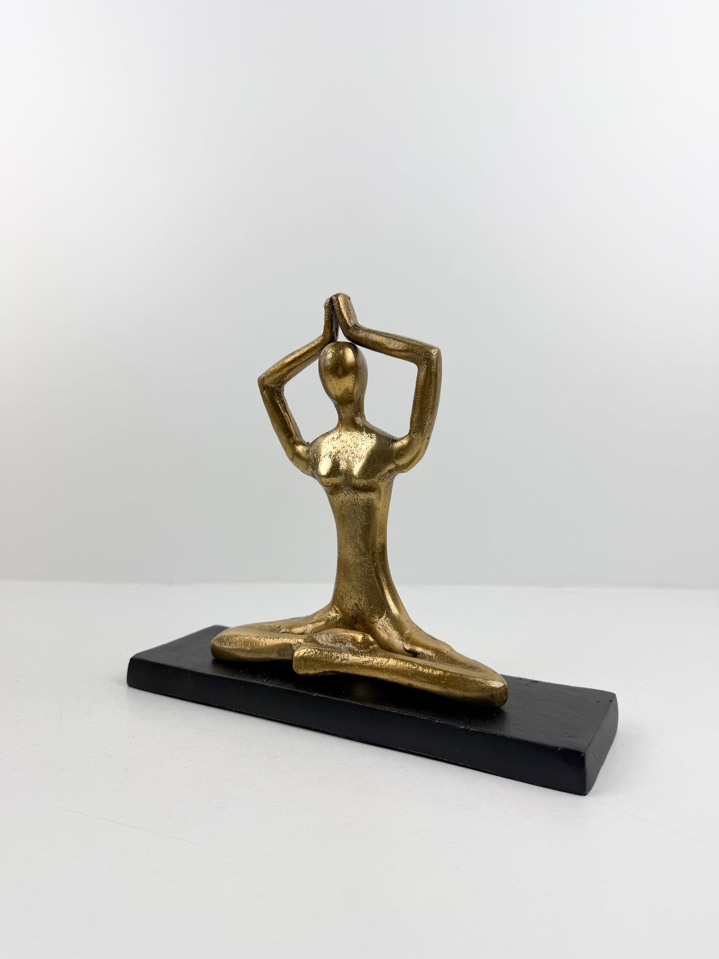 Figurine de yoga en métal doré antique incarnant l'élégance et la sérénité