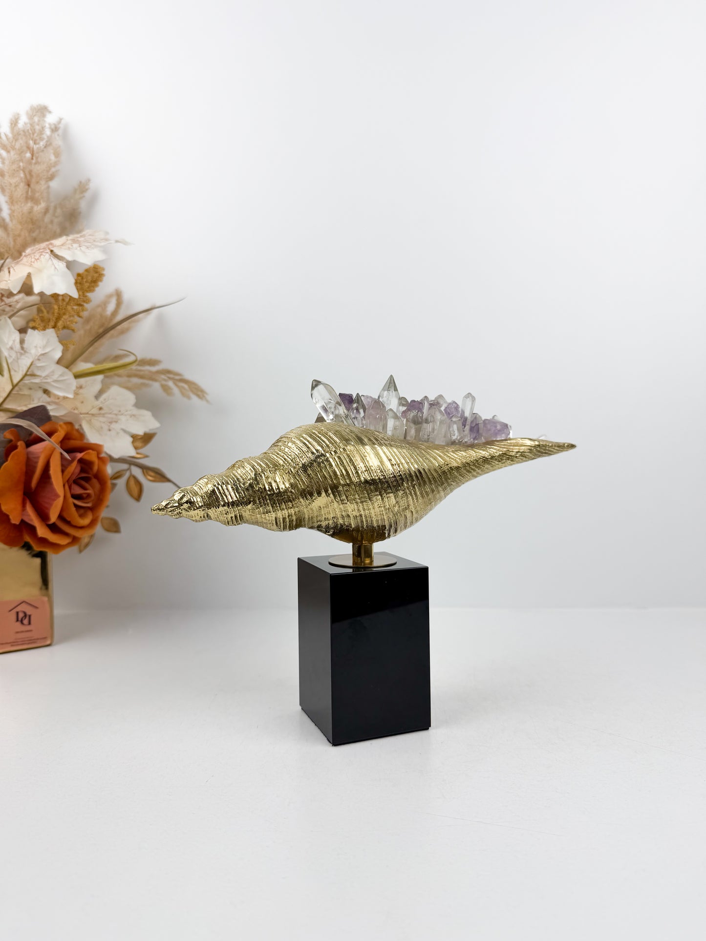 Sculpture de luxe de forme coquillage alliant l'élégance intemporelle du laiton doré aux reflets captivants des cristaux naturels