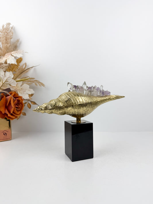 Sculpture de luxe de forme coquillage alliant l'élégance intemporelle du laiton doré aux reflets captivants des cristaux naturels