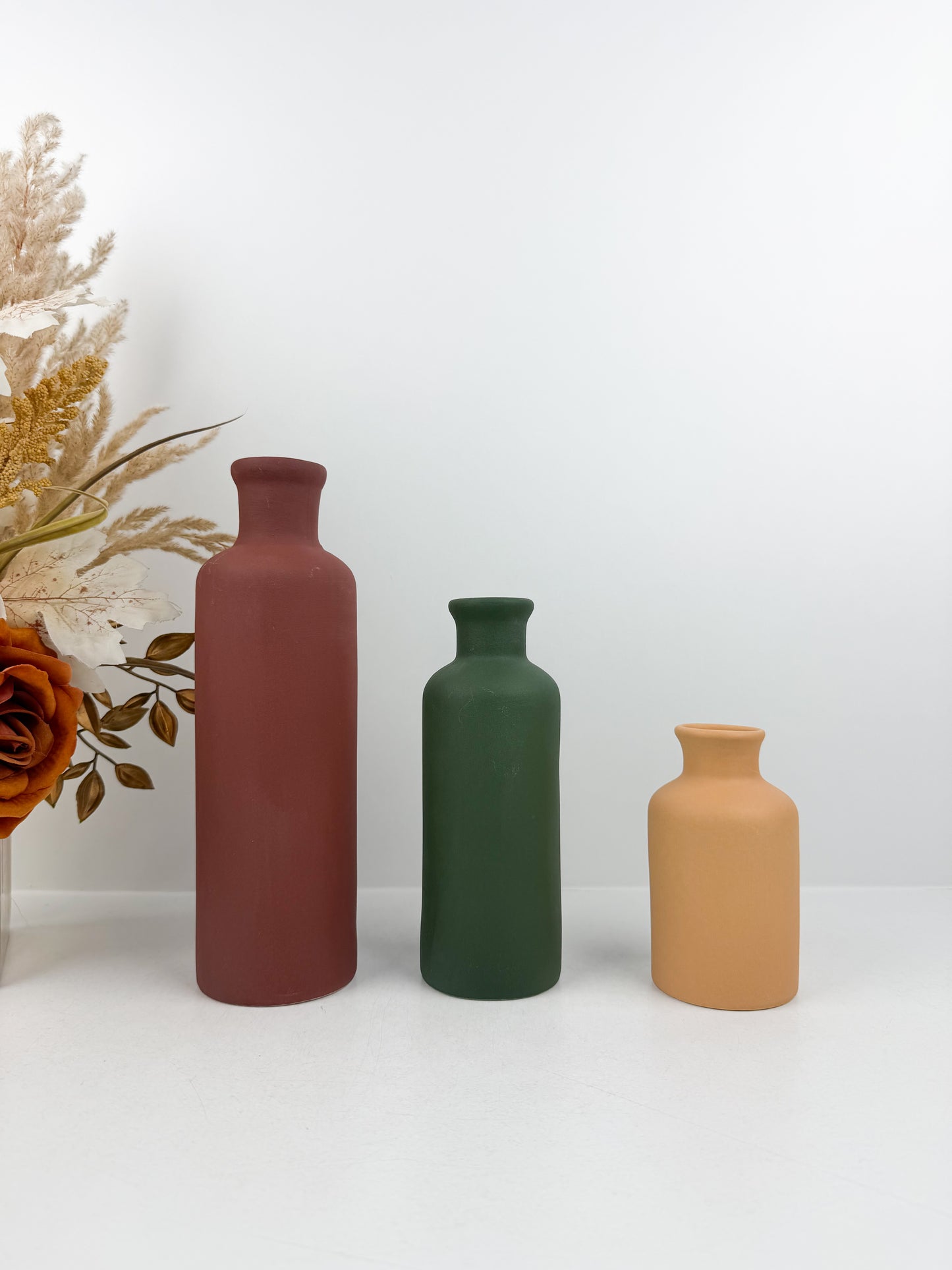 Trio de vases aux finitions mates et coloris variés