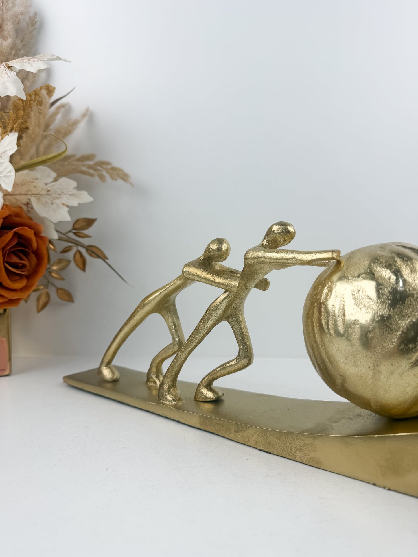 Sculpture moderne en bronze représentant deux personnages en harmonie