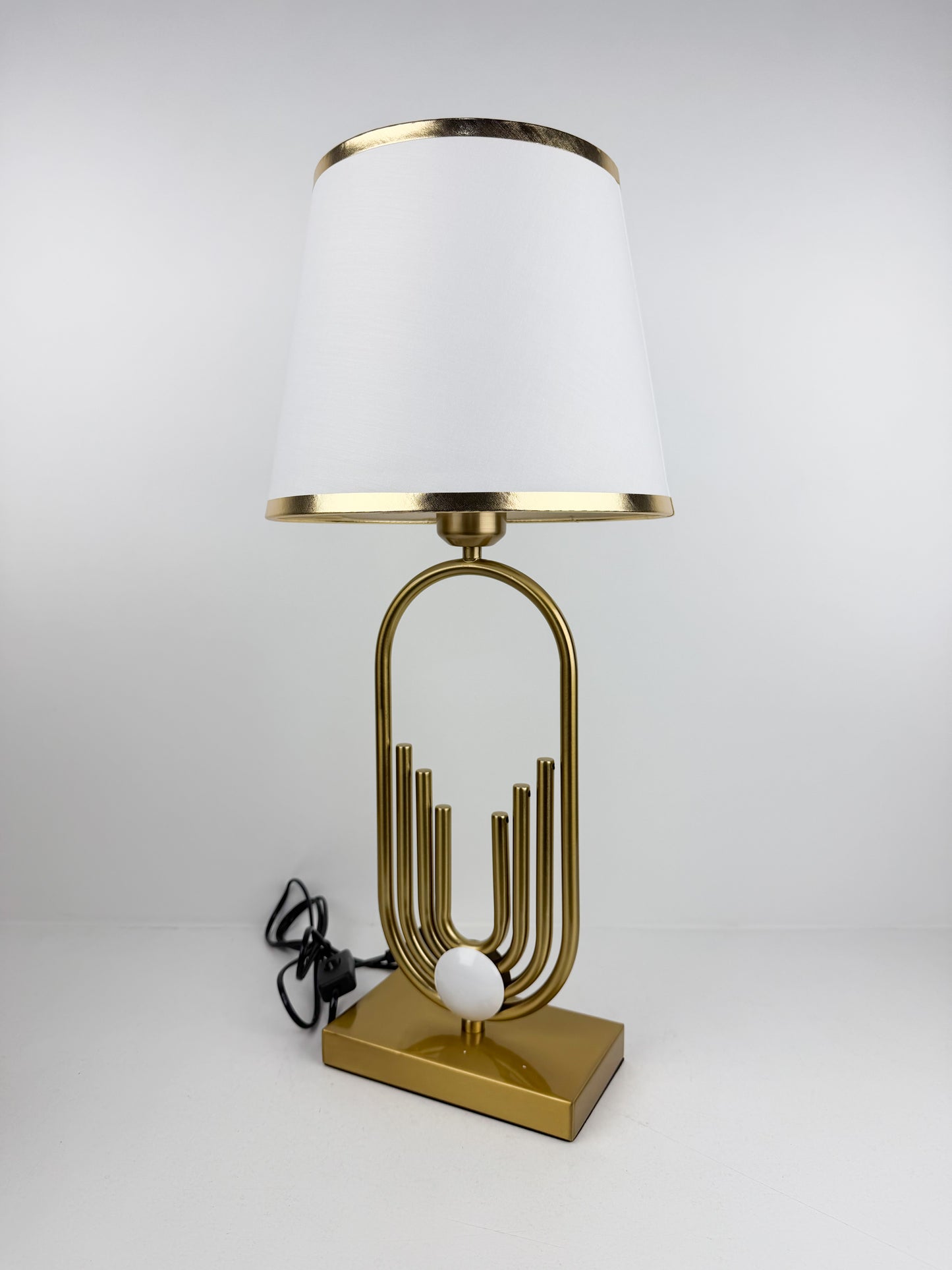 Lampe de table au design contemporain haut de gamme  métallique dorée épurée ornée d'un motif central d'anneaux