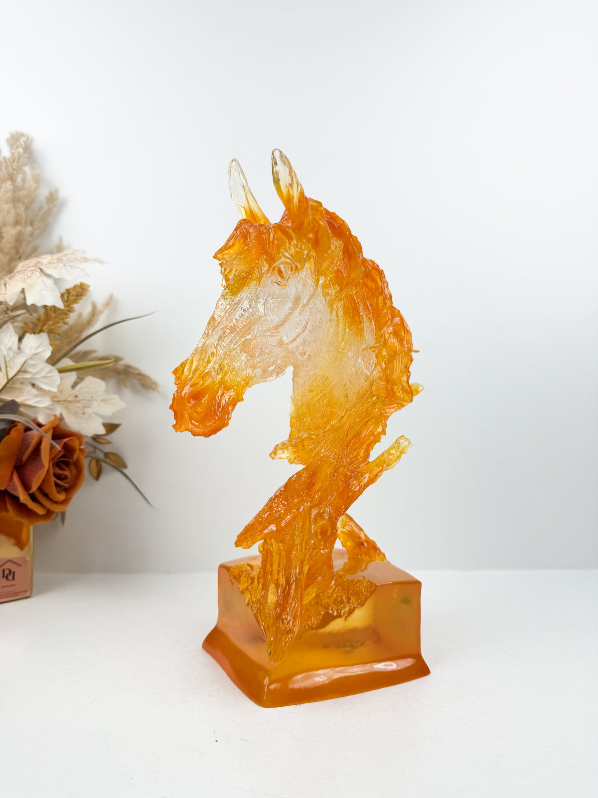 Sculpture tête de cheval en résine ambrée.