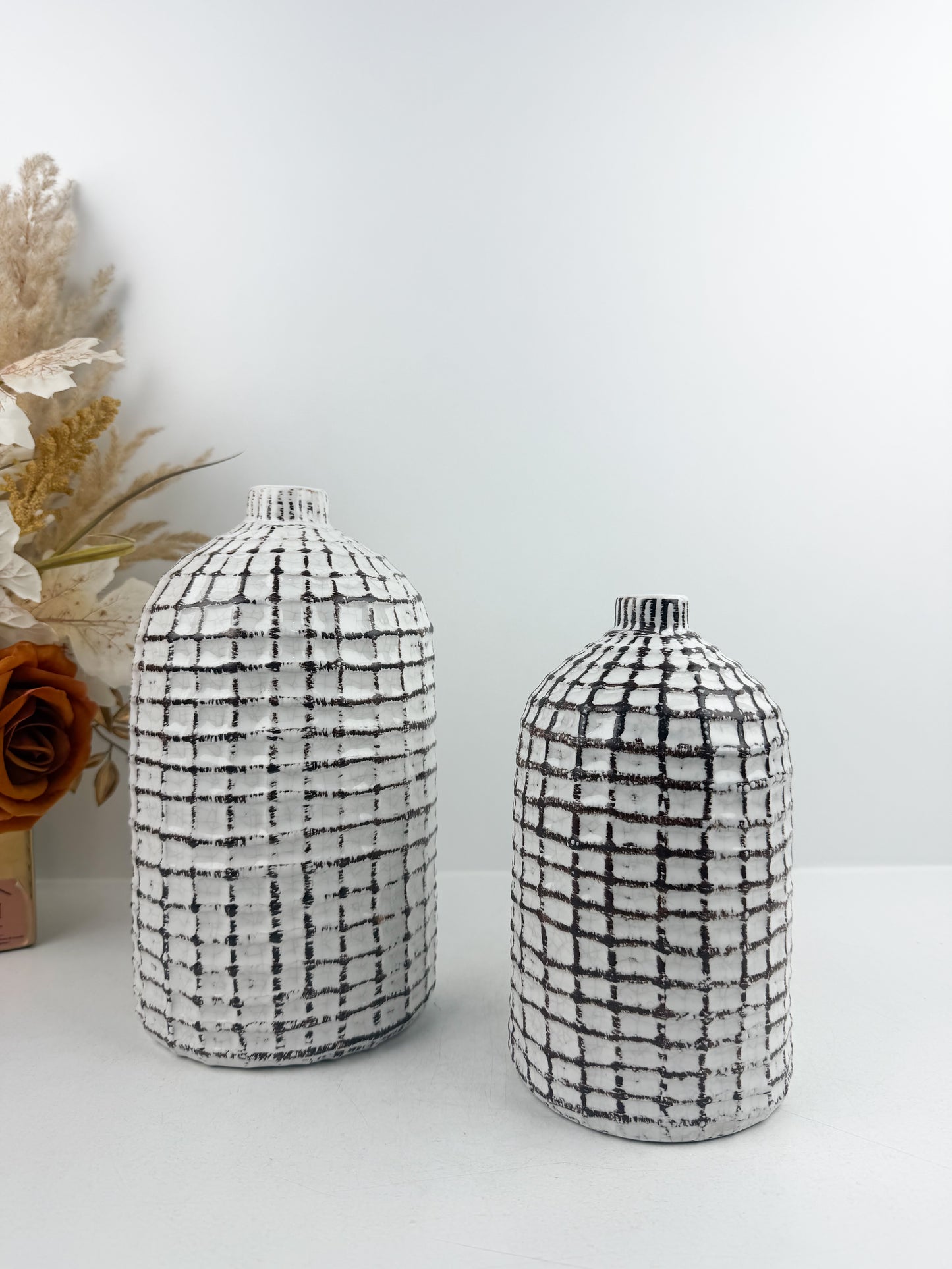 Duo de vases artisanal en céramique motif quadrillé noir et blanc