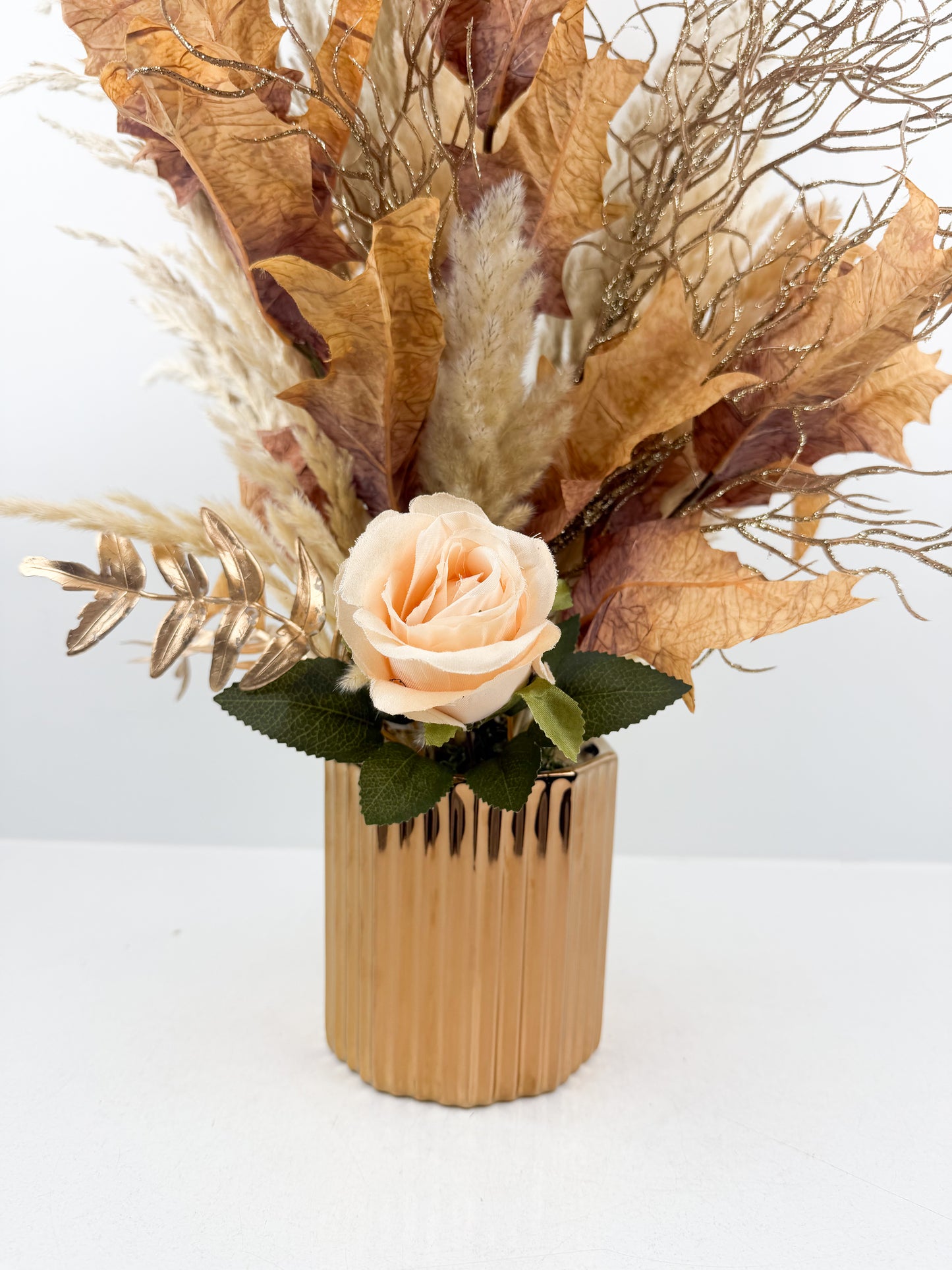 Fleurs séchées marron naturelles associées à un vase en céramique marron élégant