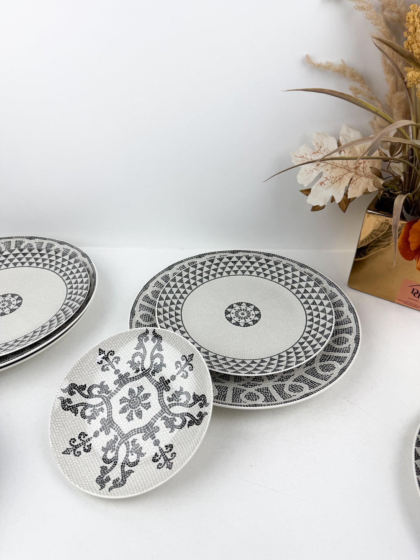Service de table 24 pièces en porcelaine blanc et noir, alliant luxe et élégance