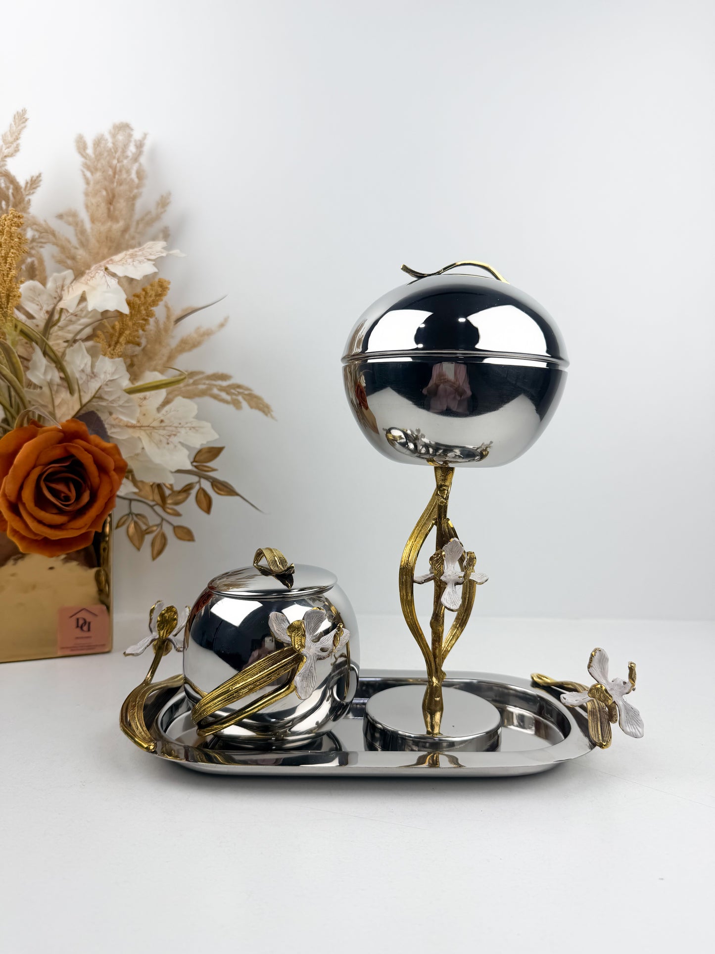 Ensemble de brûleur d'encens élégant en métal argenté de détails floraux.