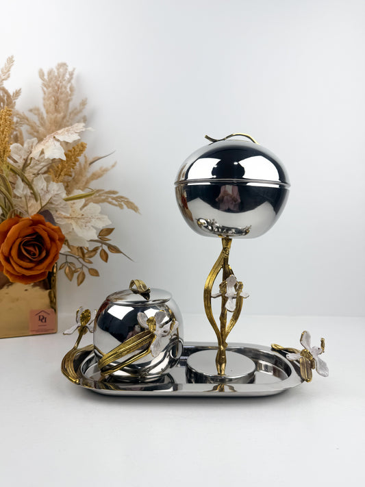 Ensemble de brûleur d'encens élégant en métal argenté de détails floraux.