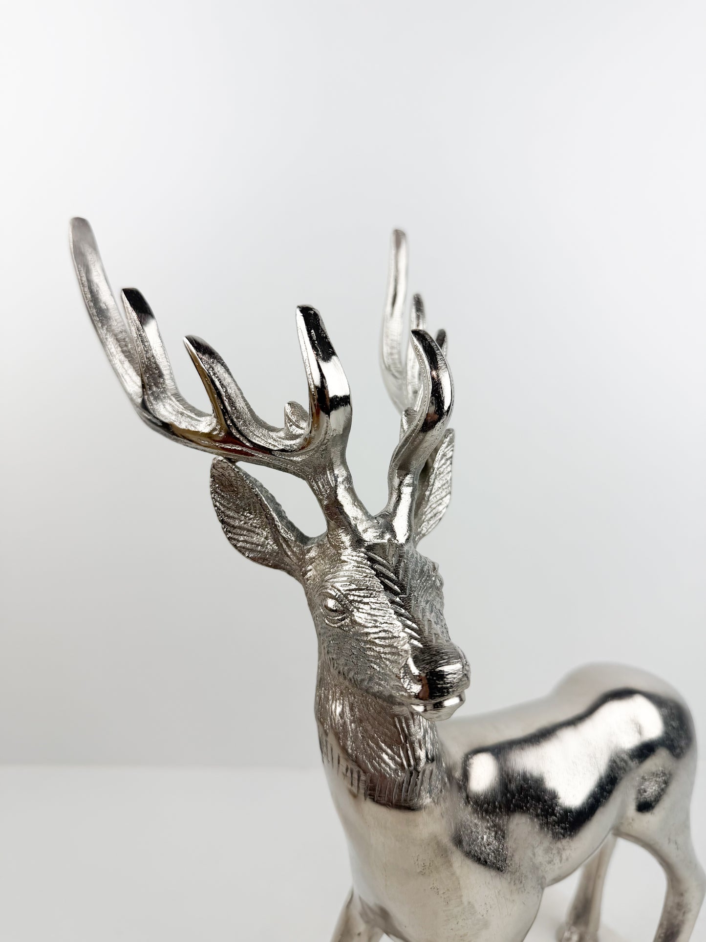 Sculpture de cerf argenté en métal élégant
