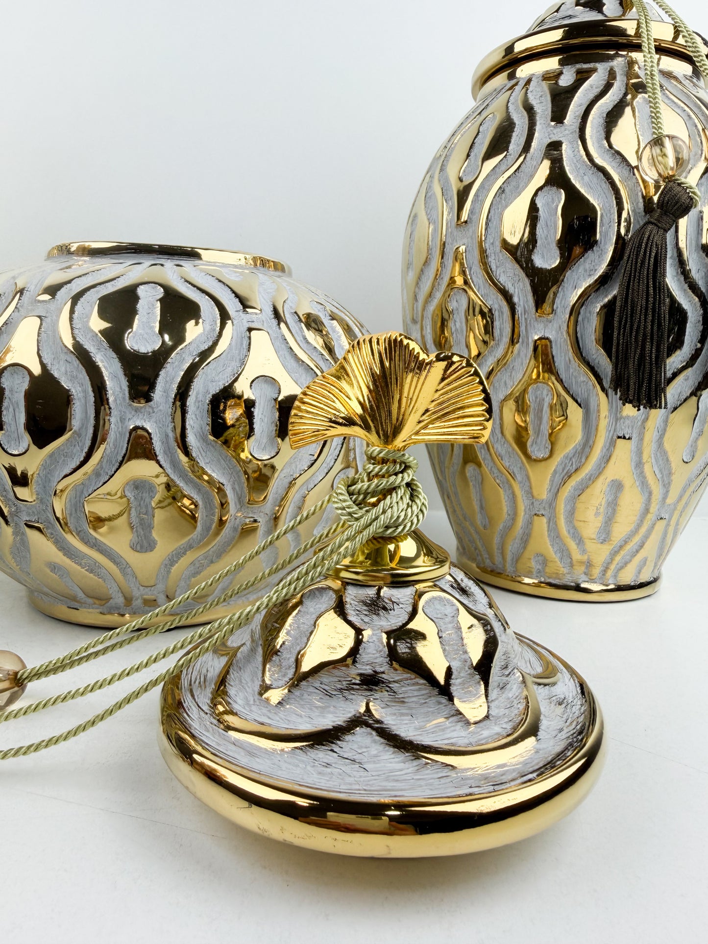 Trio de vases en céramique royale aux motifs floraux dorés