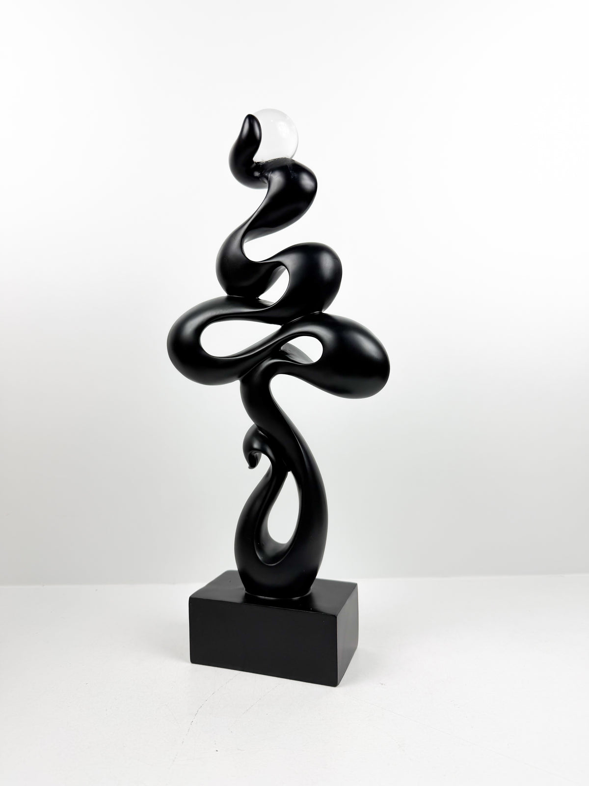 Sculpture décorative en résine  noir mat abstraite.