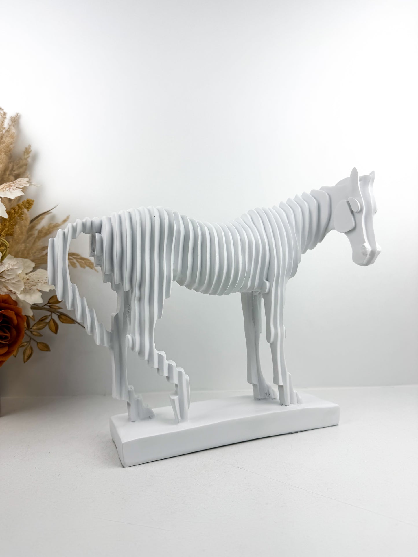 Sculpture représentant un grand cheval blanc