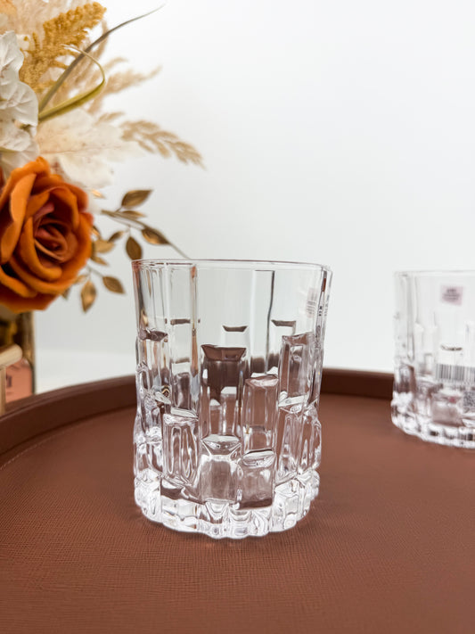 Service de six verres à thé transparents en verre ciselé à motifs géométriques en relief.