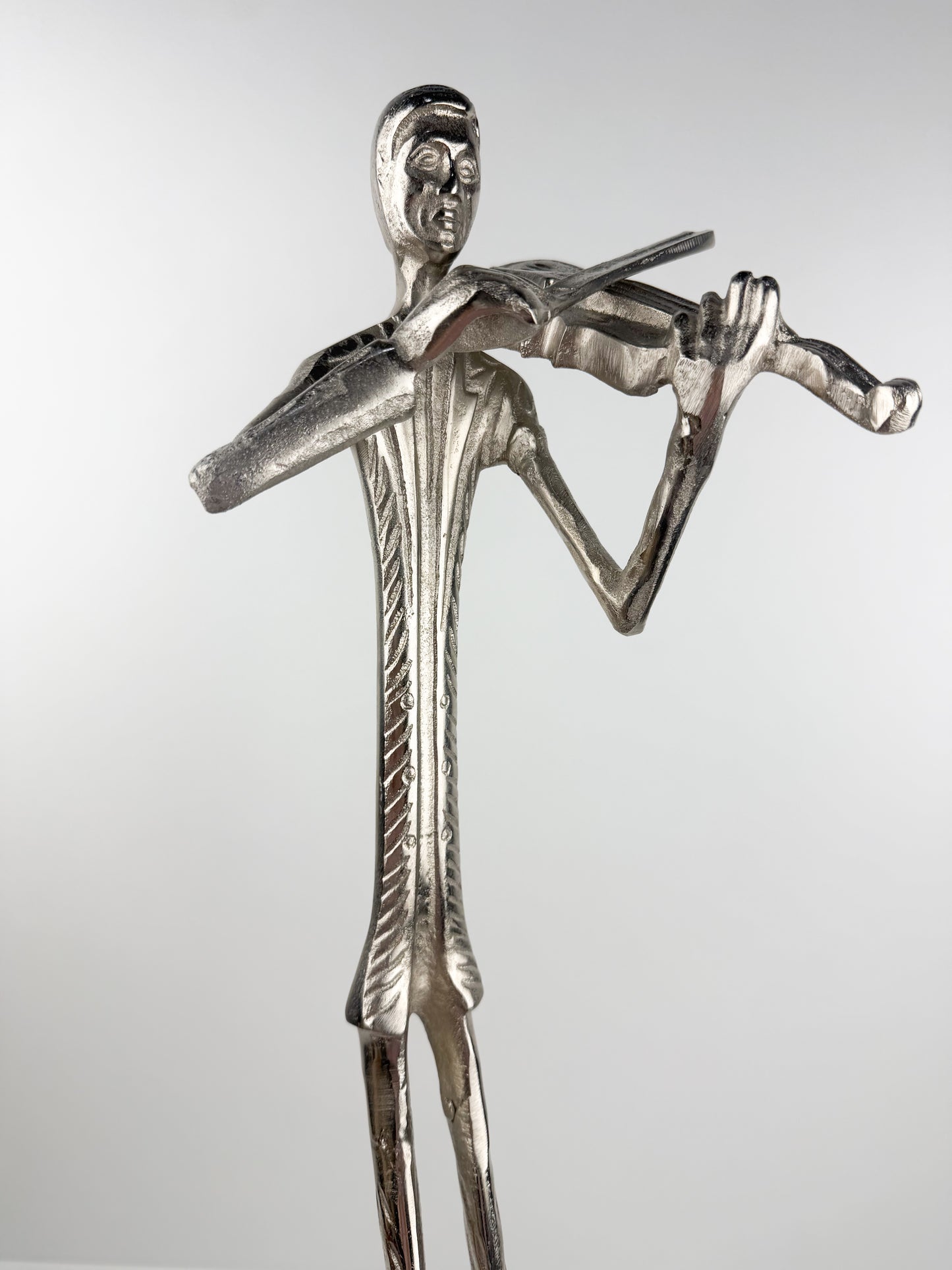 Figurine de violoniste au style épuré