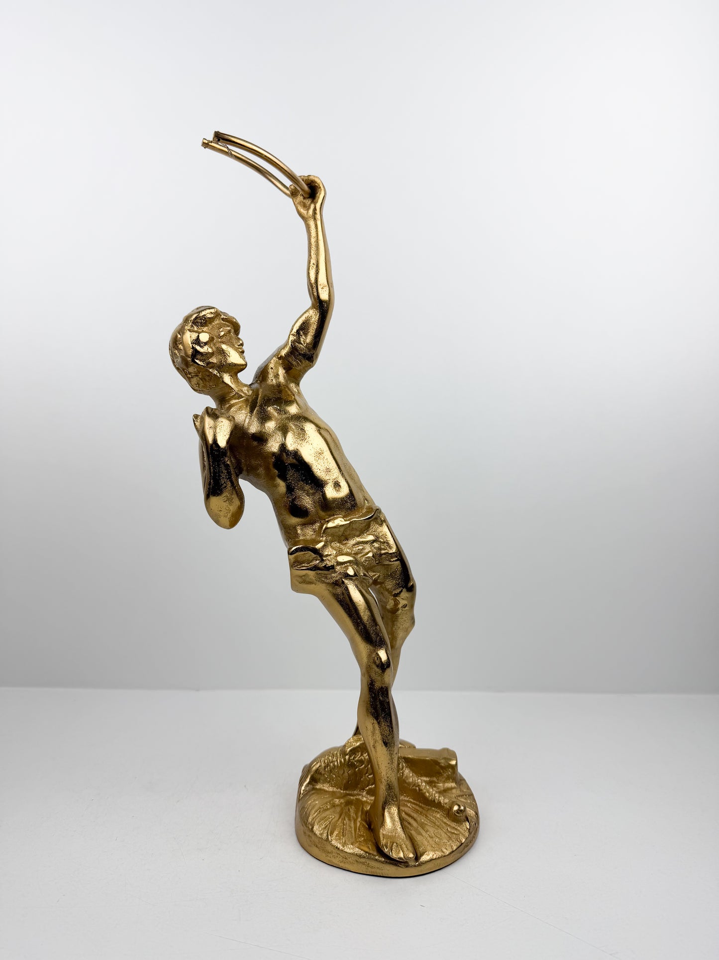 Grande figure sculpture en bronze doré patiné