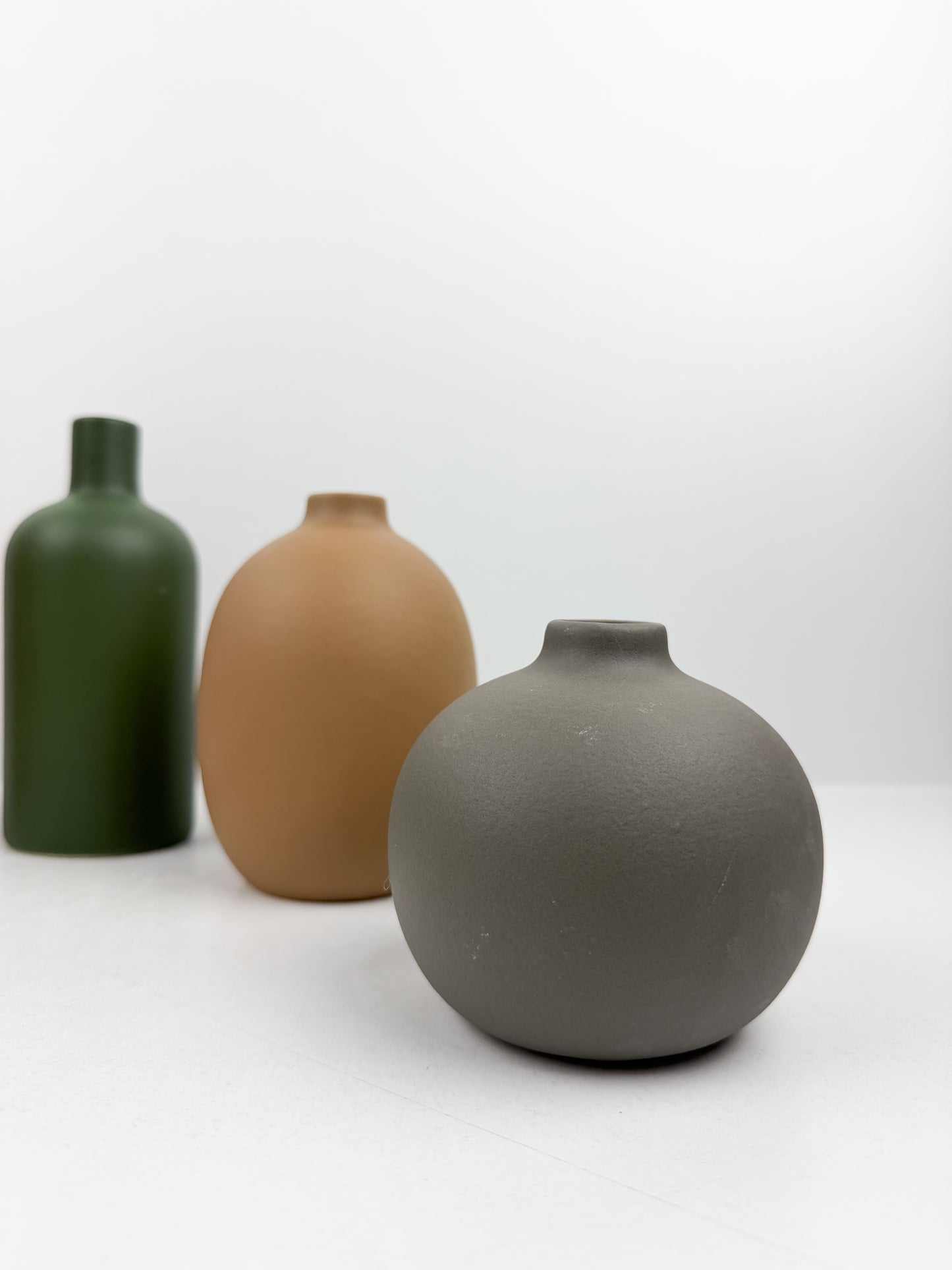 Ensemble de quatre mini vases aux formes et couleurs variées