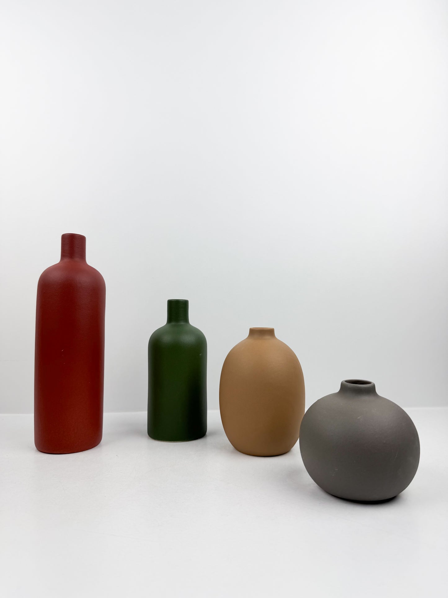 Ensemble de quatre mini vases aux formes et couleurs variées