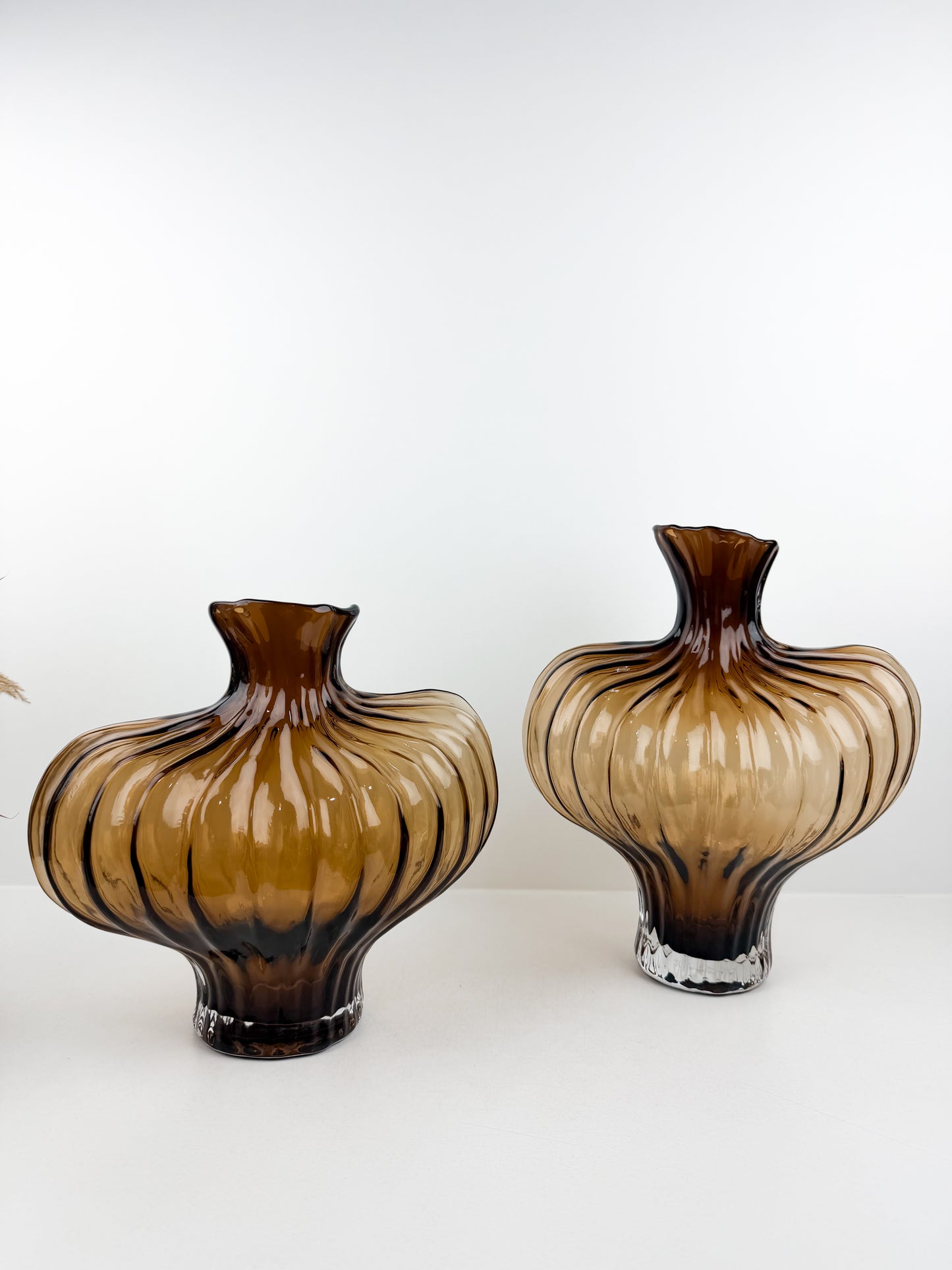 Duo de vases sculpturales en marron avec transparences élégantes