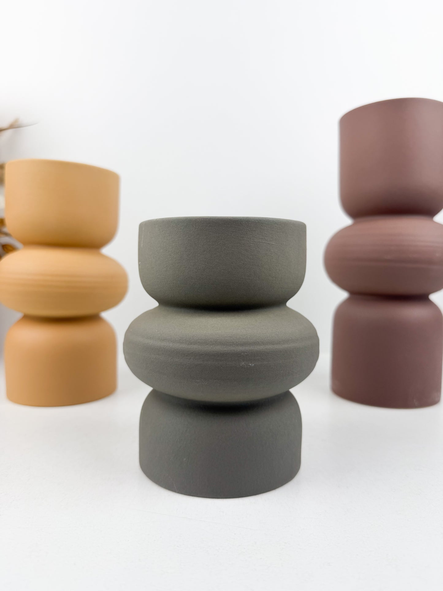 Trio de vases aux formes épurées et aux teintes contrastées