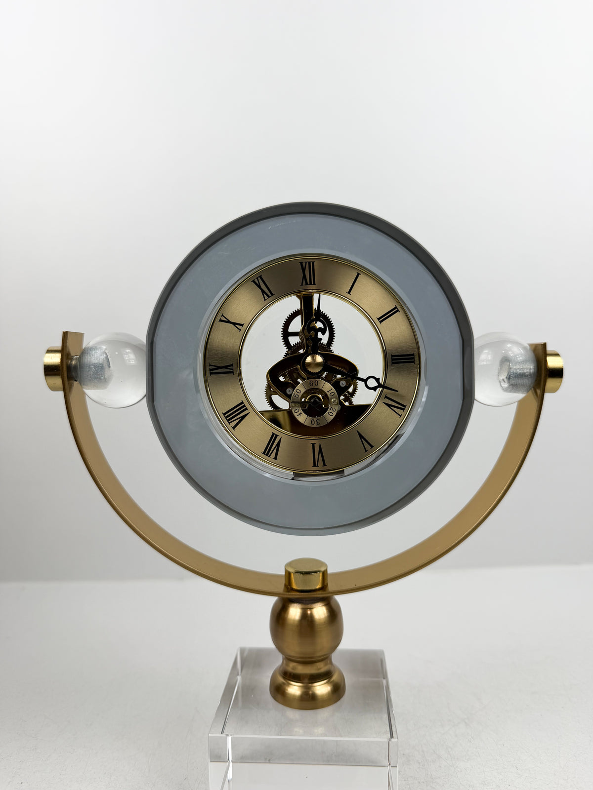 Horloge de Table en cristal métal doré élégant.