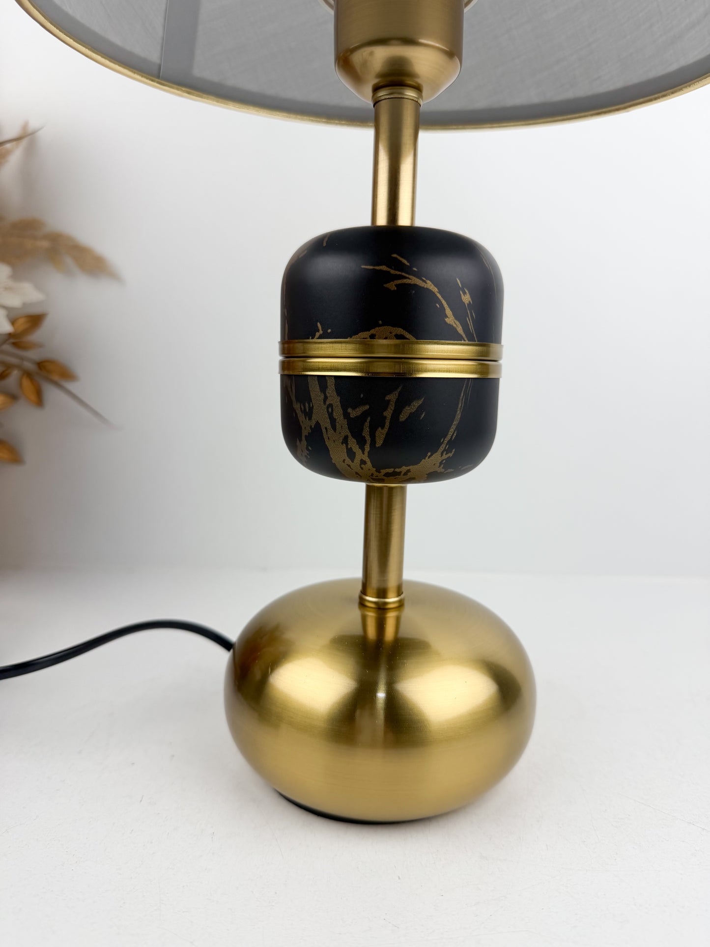 Lampe de table au design contemporain raffiné du laiton poli doré et les accents noirs