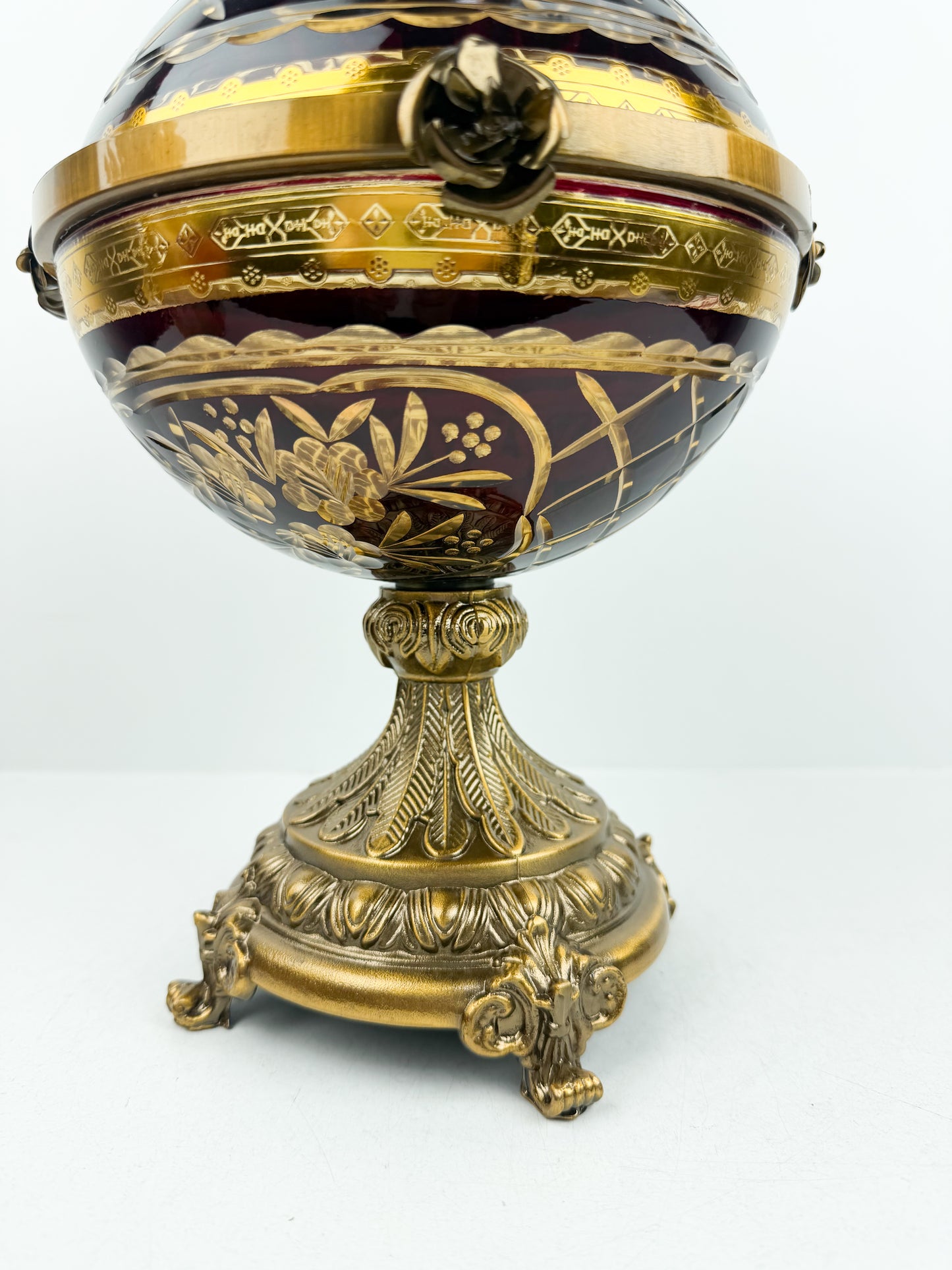 Bonbonnière décorative aux lignes élégantes, ornée d'un motif floral raffiné.