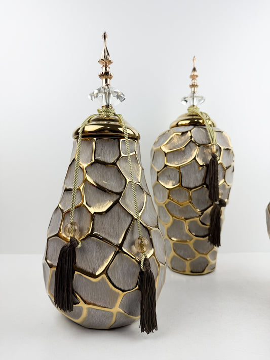 Trio de vases en céramique au design épuré et sophistiqué.