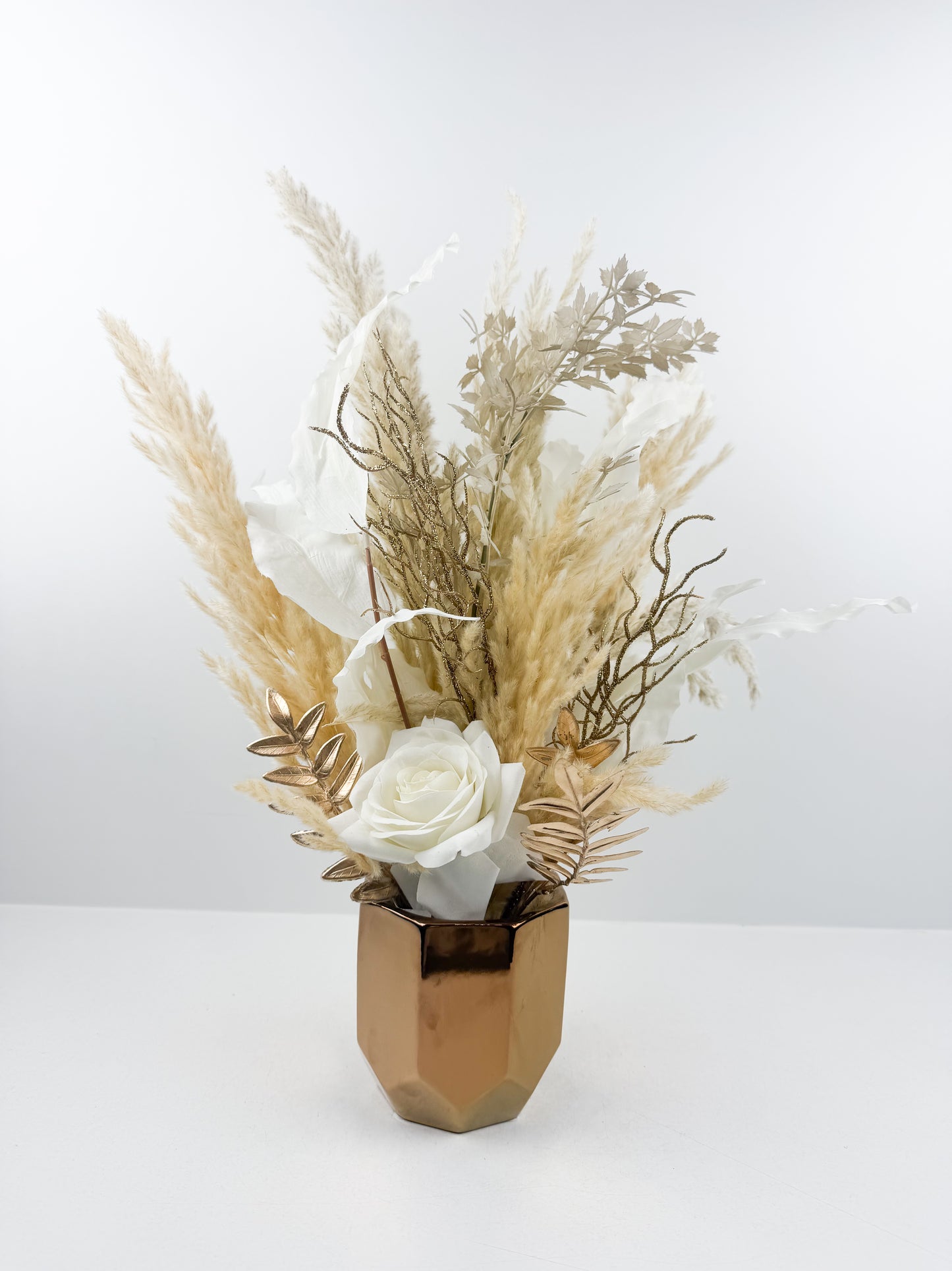 Fleurs séchées beige rehaussée d'une fleur blanche délicate.