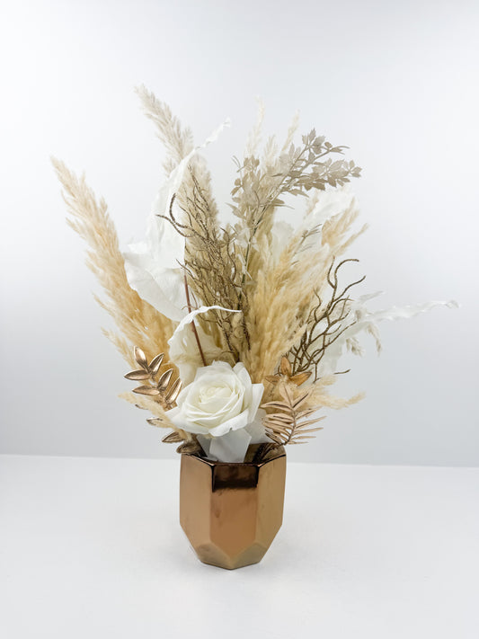 Fleurs séchées beige rehaussée d'une fleur blanche délicate.