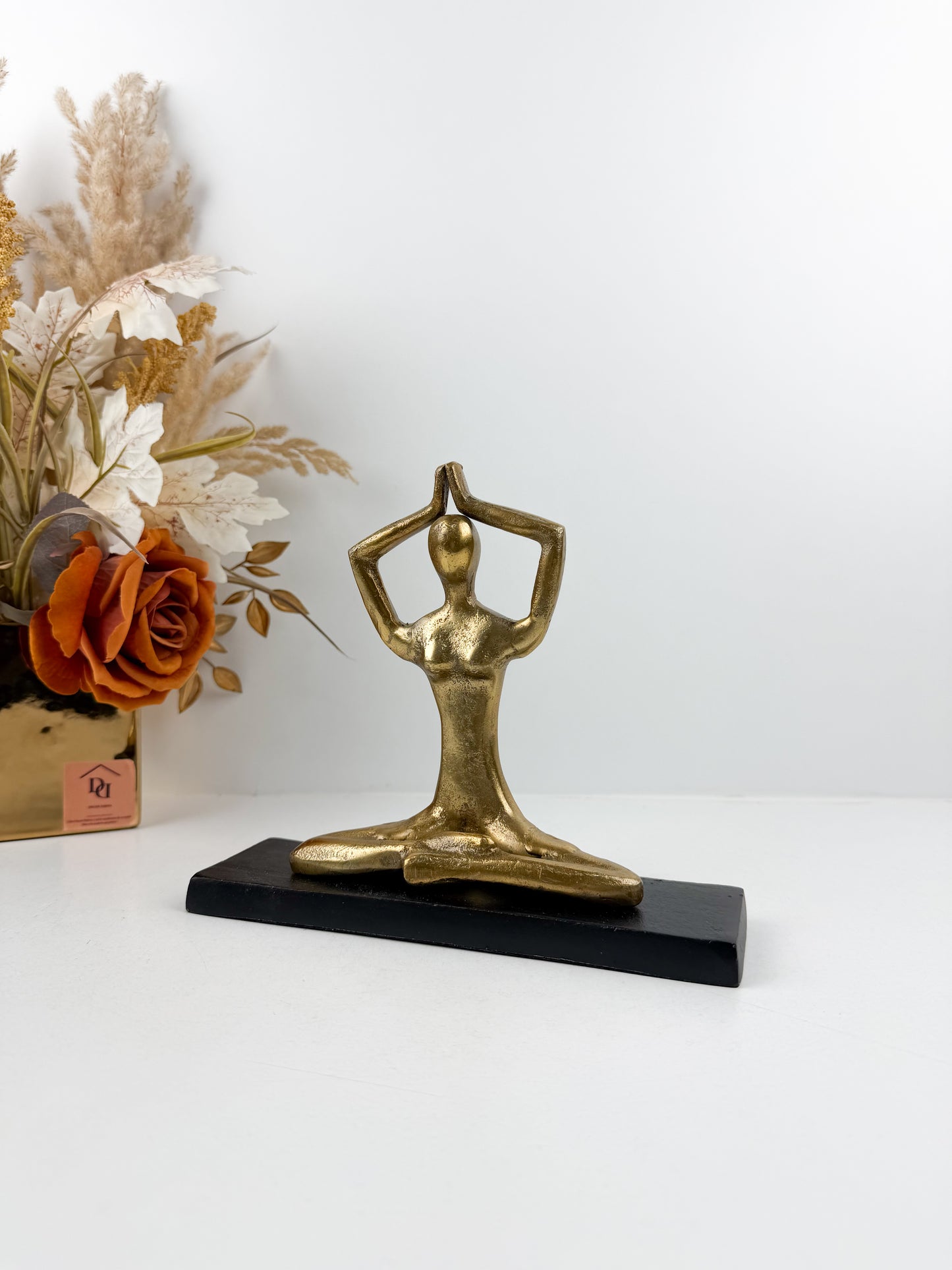 Figurine de yoga en métal doré antique incarnant l'élégance et la sérénité