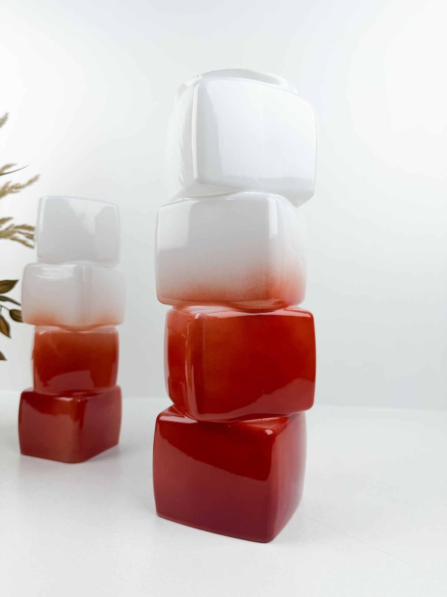 Duo de vases aux formes géométriques épurées