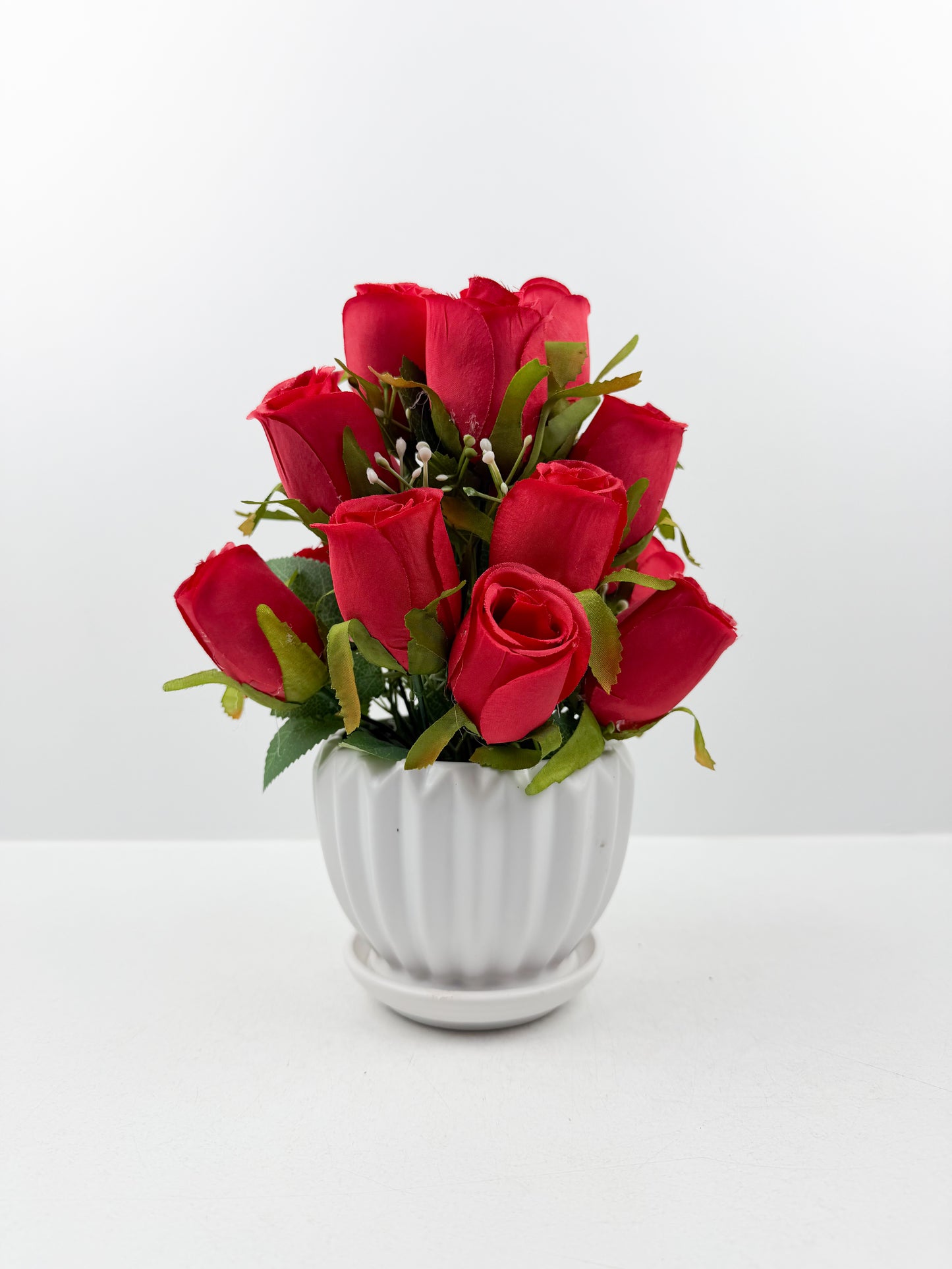 Fleurs artificielles rouges d'une élégance intemporelle.