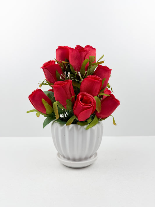 Fleurs artificielles rouges d'une élégance intemporelle.