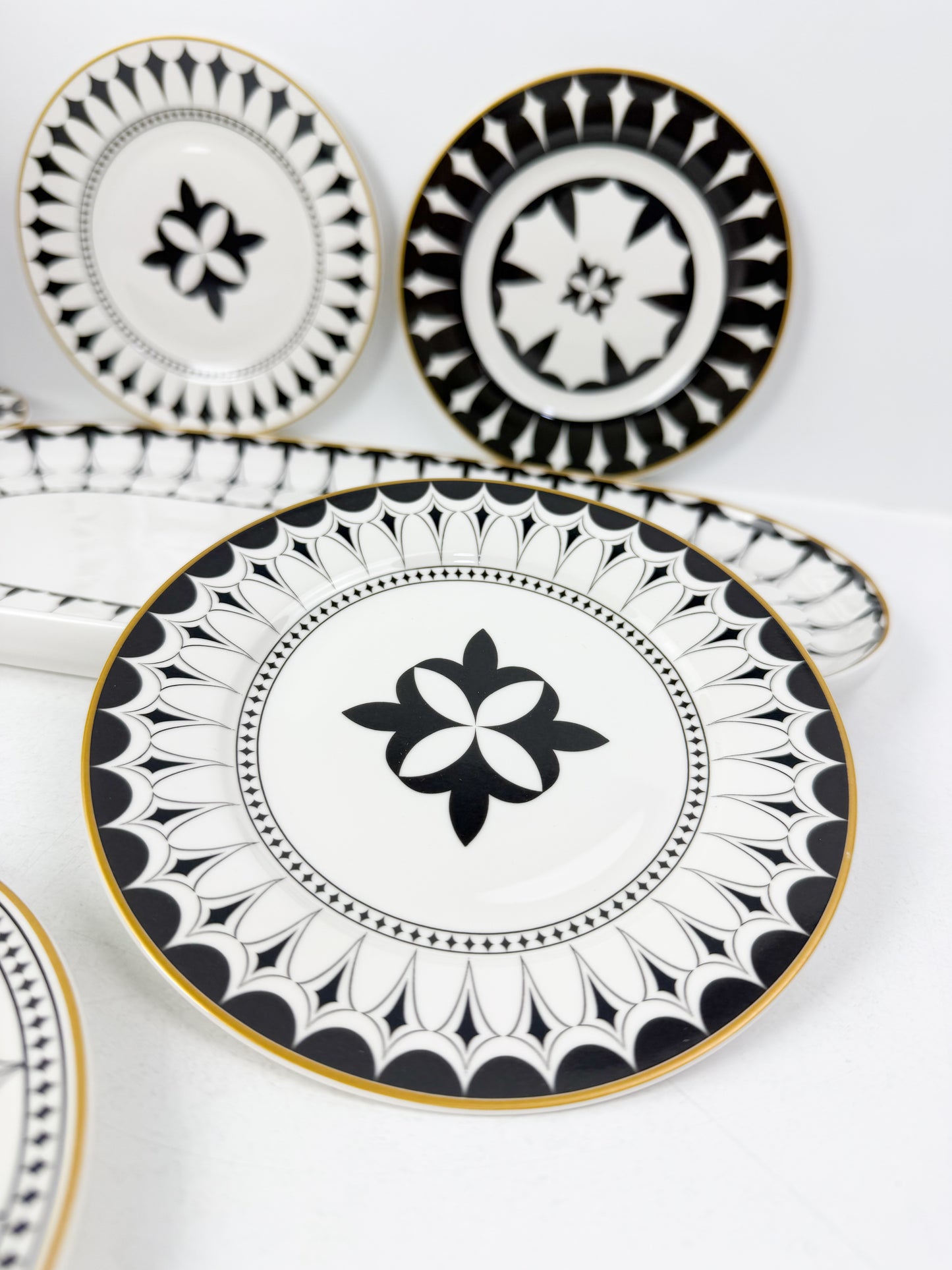 Grande assiette de service accompagnée de six assiettes assorties