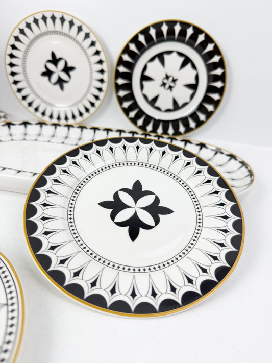 Grande assiette de service accompagnée de six assiettes assorties